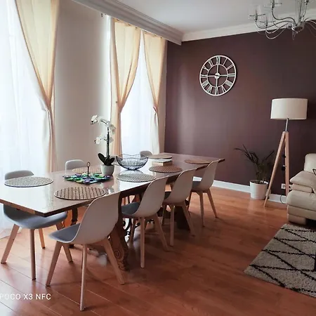 Apartmán 157m2, 4 Chambres, 4 Salles De Bains, 2 Wc, Hypercentre *
